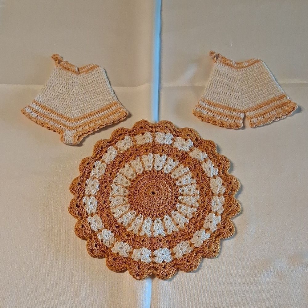 trivet/hot pads/pot holders Set - Gold and‎ white Handcrafted Crocheted